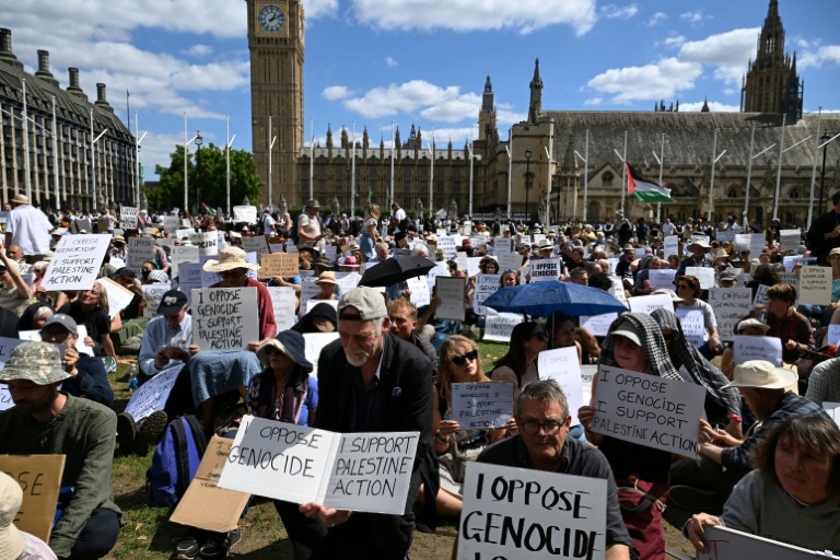 Un manifestant est emmené par des policiers lors d'une manifestation « Lift The Ban » (Lève l'interdiction) en soutien au groupe interdit Palestine Action, qui réclame la levée de l'interdiction récemment imposée, sur Parliament Square, dans le centre de Londres, le 9 août 2025