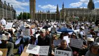 Un manifestant est emmené par des policiers lors d'une manifestation « Lift The Ban » (Lève l'interdiction) en soutien au groupe interdit Palestine Action, qui réclame la levée de l'interdiction récemment imposée, sur Parliament Square, dans le centre de Londres, le 9 août 2025