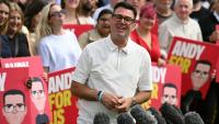 Andy Burnham, nouveau député travailliste de Makerfield, s'adresse à ses sympathisants et aux médias au lendemain de sa victoire à l'élection partielle, le 19 juin 2026 à Ashton-in-Makerfield, dans le nord-ouest de l'Angleterre
