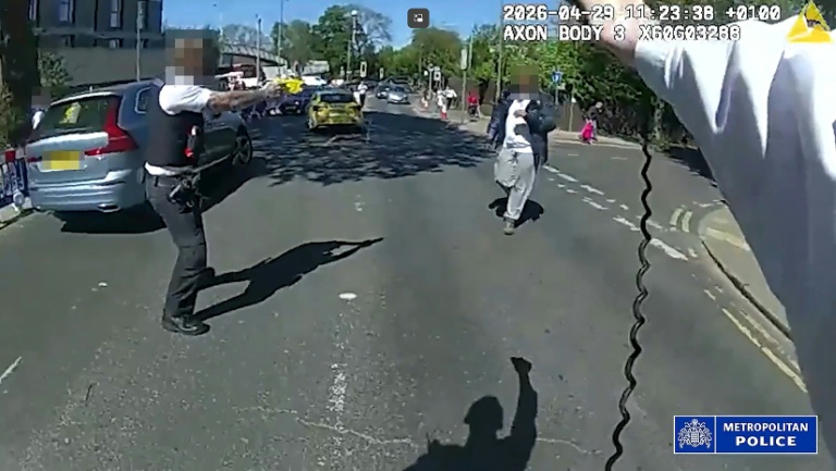 Cette capture d'écran, tirée d'une vidéo diffusée tard dans la soirée du 29 avril 2026, montre des images de caméra-piéton sur lesquelles la police braque ses tasers sur un homme (C) tenant un couteau dans la rue avant de l'arrêter dans le quartier de Golders Green, au nord de Londres