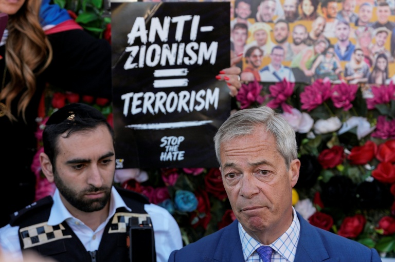 Le chef du parti anti-immigration Reform UK Nigel Farage dans le quartier de Golders Green, au nord de Londres, le 30 avril 2026