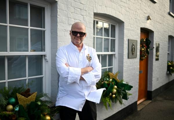 Le chef star britannique Heston Blumenthal pose devant son restaurant "The Fat Duck" ("Le gros canard"), dans le village de Bray, à l'ouest de Londres, le 19 novembre 2025