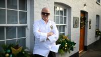 Le chef star britannique Heston Blumenthal pose devant son restaurant "The Fat Duck" ("Le gros canard"), dans le village de Bray, à l'ouest de Londres, le 19 novembre 2025