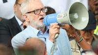 L'ancien chef du Labour britannique Jeremy Corbyn participe à une manifestation devant les grilles de Downing Street, dans le centre de Londres, le 9 septembre 2025