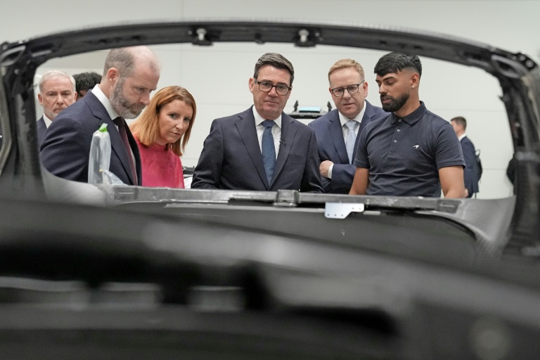 Le nouveau Premier ministre britannique Andy Burnham (au centre), lors d'une visite à l'usine du constructeur automobile McLaren à Woking, au sud de Londres
