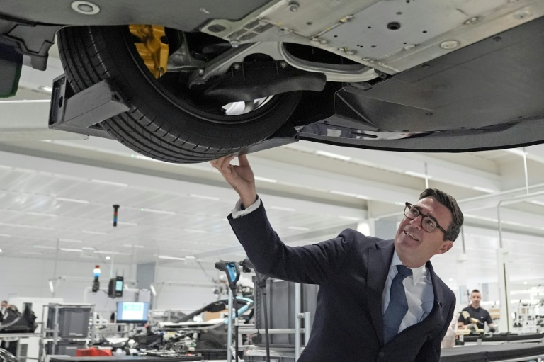 Le nouveau Premier ministre britannique Andy Burnham, lors d'une visite à l'usine du constructeur automobile McLaren à Woking, au sud de Londres