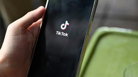 Royaume-Uni: TikTok passe sa modération à l'IA, des centaines de postes menacés