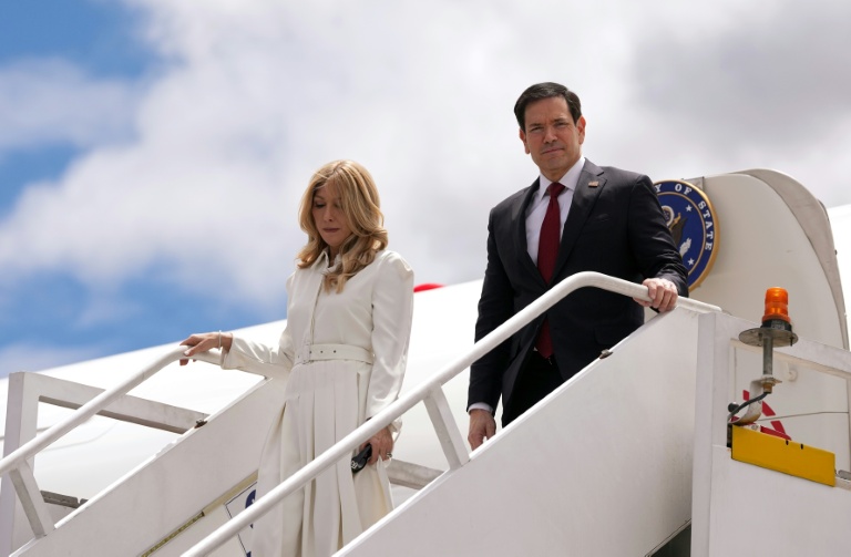 Le secrétaire d'Etat américain Marco Rubio et son épouse Jeanette Dousdebes arrivent à l'aéroport de Quito le 9 septembre 2026, en Equateur