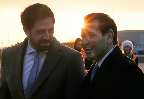 Le chef de la diplomatie américaine Marco Rubio (d) accueilli par le vice-ministre hongrois des Affaires étrangères, Levente Magya, à son arrivée à l'aéroport de Budapest, en Hongrie, le 15 février 2026