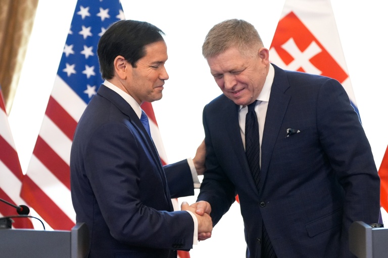 Le chef de la diplomatie américaine Marco Rubio et le Premier ministre slovaque Robert Fico (d), le 15 février 2025 à Bratislava, en Slovaquie