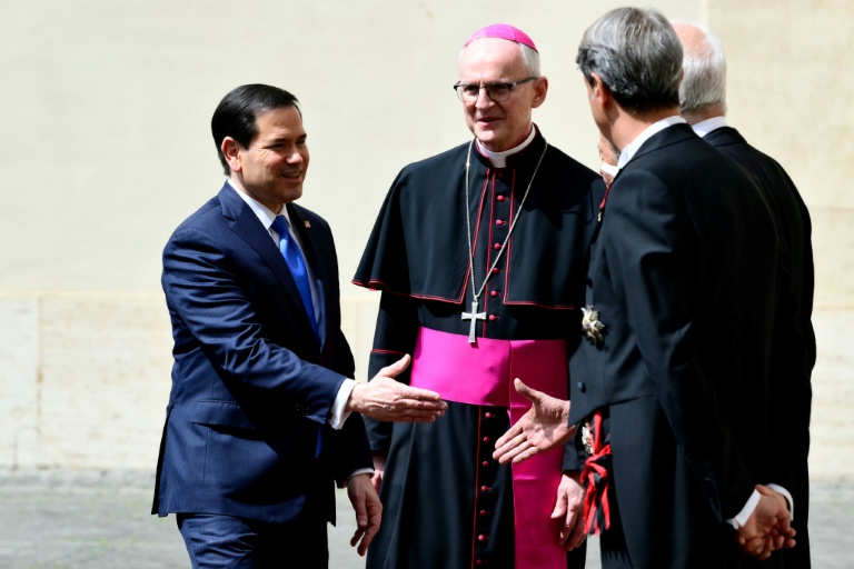Le secrétaire d'État américain Marco Rubio arrive dans la cour Saint Damase au Vatican avant une audience privée avec le pape Léon XIV le 7 mai 2026.