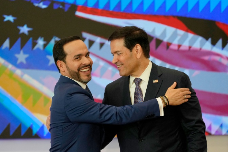 Le président colombien Abelardo de la Espriella (g.) et le secrétaire d'Etat américain Marco Rubio s'étreignent lors d'une cérémonie de signature d'accords bilatéraux à Barranquilla, en Colombie, le 8 septembre 2026
