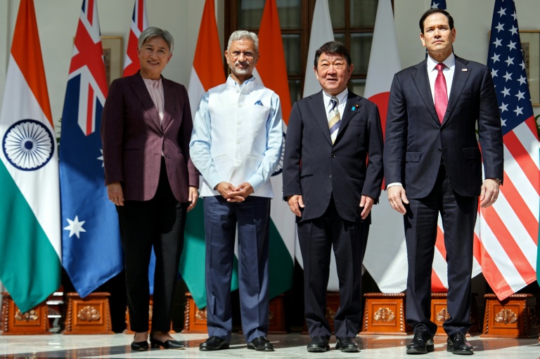 (g-d) Penny Wong, ministre australienne des Affaires étrangères, Subrahmanyam Jaishankar, ministre indien des Affaires étrangères, Toshimitsu Motegi, ministre japonais des Affaires étrangères, et Marco Rubio, secrétaire d'État américain, lors d'une conférence de presse conjointe à l'issue de la réunion des ministres des Affaires étrangères du Quad à New Delhi, le 26 mai 2026