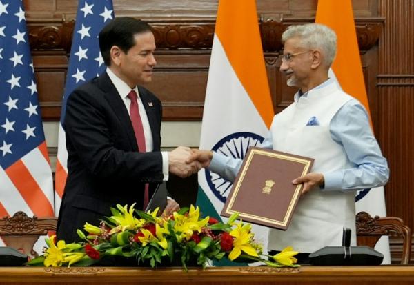 Le secrétaire d'État américain Marco Rubio (g) et le ministre indien des Affaires étrangères Subrahmanyam Jaishankar se serrent la main après la signature d'un protocole d'accord à New Delhi, le 26 mai 2026
