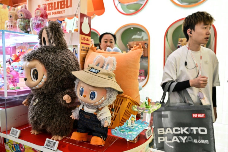 Des mini-poupées Labubu dans un magasin de Shanghai, le 29 août 2025 en Chine
