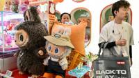 Des mini-poupées Labubu dans un magasin de Shanghai, le 29 août 2025 en Chine