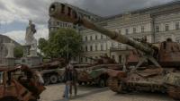 Des blindés russes détruits exposés sur une place du centre de Kiev, le 14 mai 2025