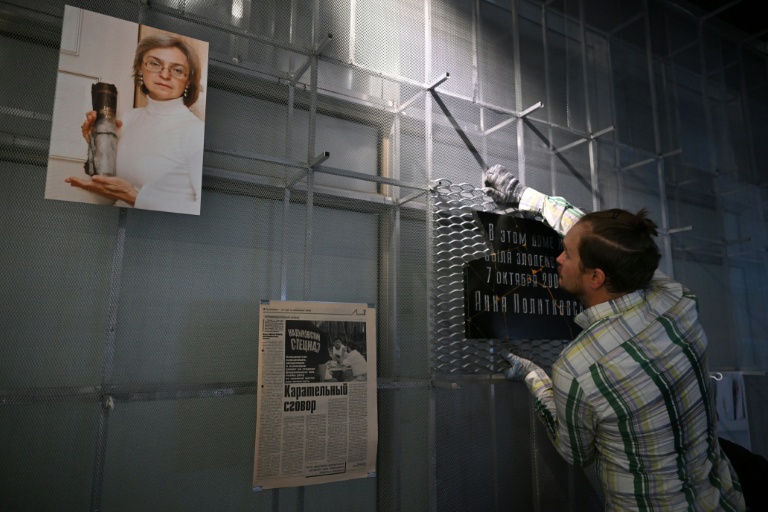 Installation d'une plaque commémorative à la mémoire d'Anna Politkovskaïa, initiallement installée sur son immeuble avant qu'elle soit vandalisée, à Moscou, le 6 octobre 2026