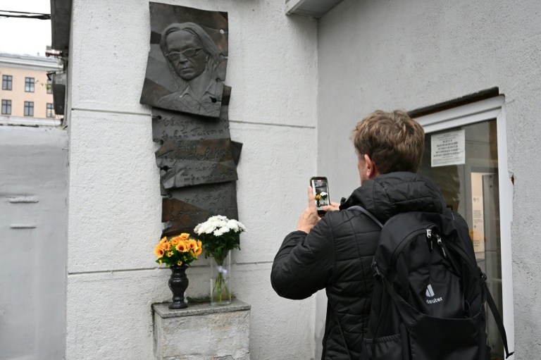 Une plaque commémorative rappelant le meurtre de la journaliste russe Anna Politkovskaïa devant l'immeuble du journal Novaïa Gazeta, à Moscou, le 6 octobre 2026 