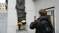 Une plaque commémorative rappelant le meurtre de la journaliste russe Anna Politkovskaïa devant l'immeuble du journal Novaïa Gazeta, à Moscou, le 6 octobre 2026 