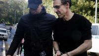 Laurent Vinatier (à droite), un chercheur français accusé d'avoir recueilli des informations militaires russes sans s'être enregistré en tant qu'"agent étranger", est escorté vers un tribunal à Moscou, le 25 août 2025.