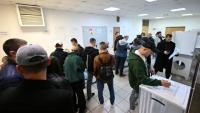 Des électeurs attendent dans un bureau de vote à Moscou, le 18 septembre 2026, pour participer aux élections législatives russes
