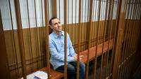 Le chercheur français Laurent Vinatier, accusé d'avoir recueilli des informations militaires russes sans s'enregistrer comme "agent étranger" dans un box d'accusés lors d'une audience au tribunal du district de Zamoskvoretsky, à Moscou, le 16 septembre 2024