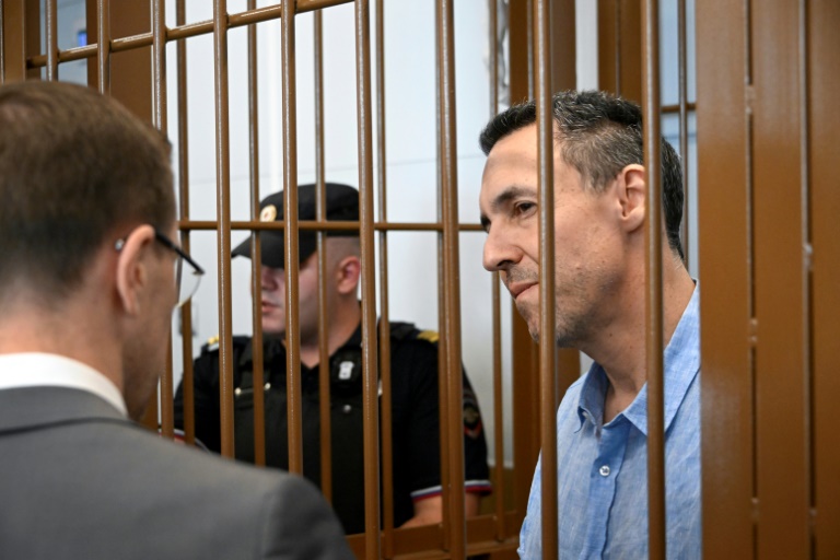 Le chercheur français Laurent Vinatier (d), accusé d'avoir recueilli des informations militaires russes sans s'enregistrer comme 
