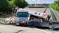 Image tirée d'une vidéo diffusée par le ministère russe des Situations d'urgence, le 1er juin 2025, montrant des secouristes sur le site de l'effondrement d'un pont routier sur une voie ferrée, survenu dans la nuit, faisant dérailler un train de voyageurs, dans la région de Briansk