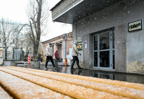 Des personnes passent devant un immeuble abritant la rédaction du média indépendant Novaïa Gazeta à Moscou, le 9 avril 2026