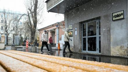 Des personnes passent devant un immeuble abritant la rédaction du média indépendant Novaïa Gazeta à Moscou, le 9 avril 2026