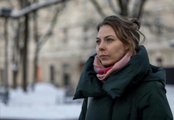 L'opposante russe Khelga Pirogova marche dans une rue du centre-ville de Vilnius le 3 février 2026.