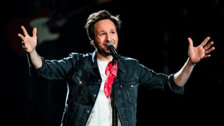 Le chanteur et compositeur Vianney lors des Victoires de la musique à la Seine Musicale, le 9 février 2024 à Boulogne-Billancourt, près de Paris