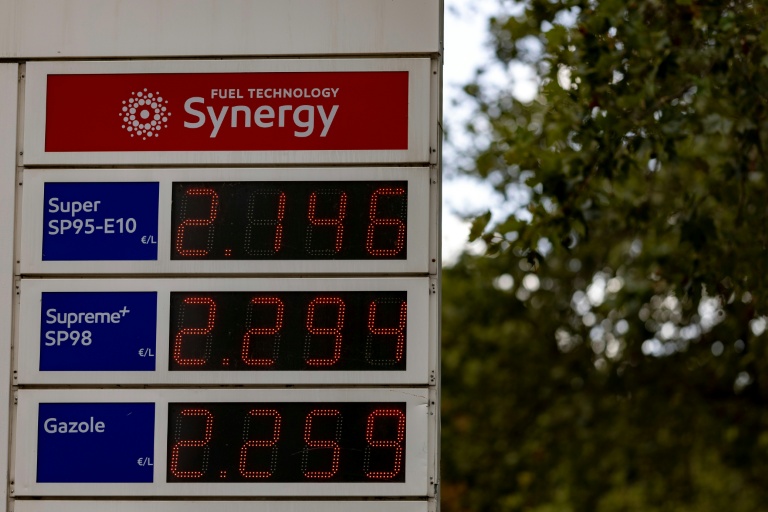 Un panneau affiche les prix de l'essence dans une station-service à Paris, le 9 septembre 2026