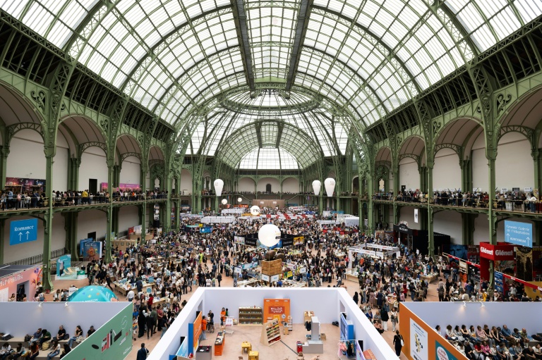 Des visiteurs au Salon du Livre au Grand Palais à Paris, le 12 avril 2025
