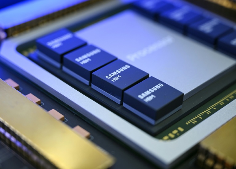 Le géant sud-coréen Samsung Electronics a dit s'attendre à un bond de plus de 780% sur un an de son bénéfice d'exploitation au troisième trimestre, porté par l'envolée des prix des semi-conducteurs et le boom de l'IA