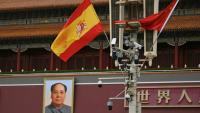 Le drapeau espagnol flotte devant le portrait de l'ancien dirigeant communiste chinois Mao Zedong à  Tiananmen à l'occasion de la visite du Premier ministre espagnol Pedro Sanchez à Pékin, le 13 avril 2026