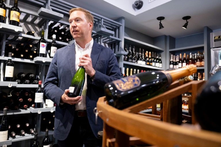 Michael Warner, cofondateur et directeur de DCanter, dans une boutique de vins affectés par les tarifs douaniers à Washington, le 19 août 2025