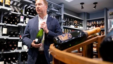 Michael Warner, cofondateur et directeur de DCanter, dans une boutique de vins affectés par les tarifs douaniers à Washington, le 19 août 2025