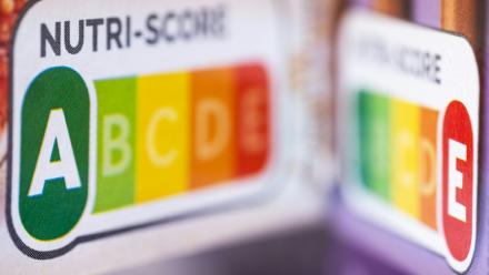 Un étiquetage "Nutri-score" sur une boîte de biscuits, à Paris, le 10 mars 2025