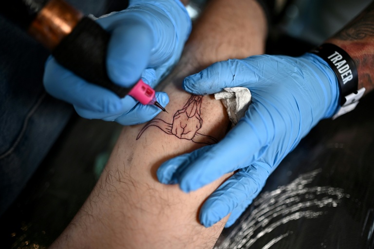 Kyle Walker travaille sur un tatouage lors du festival Country to Country (C2C), le 13 mars 2026 à Londres