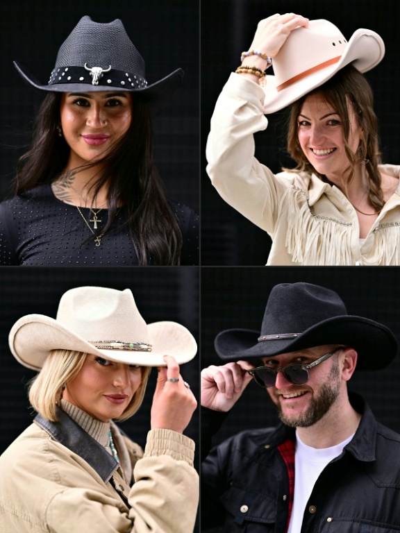 Montage photographique crée le 13 mars 2026 montrant des fans de musique country posant avec leur chapeau avant le festival Country to Country (C2C), les 14 et 15 mars 2026 à Londres

(COMBO) This combination of pictures created on March 13, 2026 shows
Country music fans posing for a portrait wearing a cowboy hats ahead of the Country 2 Country music festival, taking place on March 14 and 15, at the O2 arena in east London on March 13, 2026.