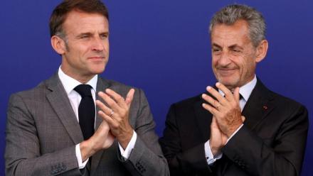 Emmanuel Macron (g) et Nicolas Sarkozy lors de l'inauguration du terminus de la ligne 14 du métro parisien, à Saint-Denis, le 24 juin 2024
