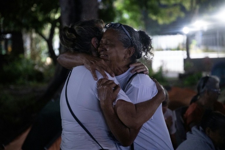 Des proches de prisonniers politiques se félicitent de l'adoption de la loi d'amnistie devant la prison d'El Rodeo I à Guatire, au Venezuela, le 20 février 2026