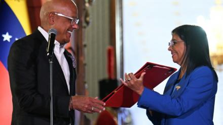 La présidente par intérim du Venezuela Delcy Rodriguez se voit remettre la loi d'amnistie par le président de l'Assemblée nationale Jorge Rodriguez, le 19 février 2026 au palais de Miraflores à Caracas