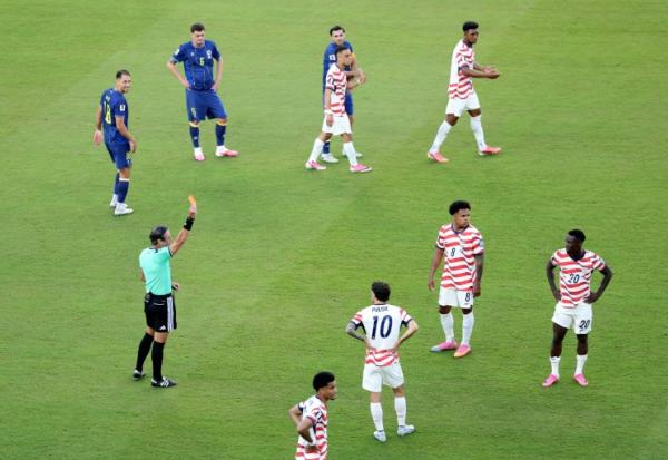 L'attaquant américain Folarin Balogun (à droite) expulsé par l'arbitre Raphael Claus pour une faute sur le Bosnien Tarik Muharemovic en 16e de finale de la Coupe du monde le 1er juillet 2026 à Santa Clara, près de San Francisco