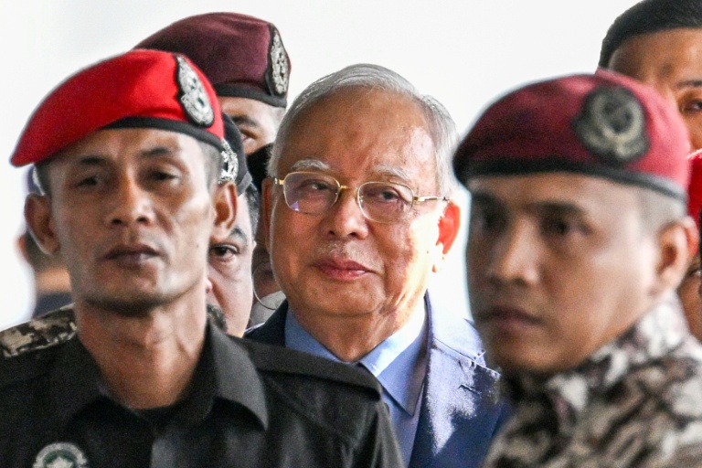 L'ex-Premier ministre malaisien Najib Razak (au centre), le 30 octobre 2024 au complexe de justice de Kuala Lumpur