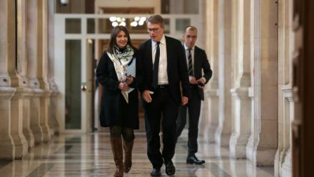 Anne Hidalgo (g), alors maire de Paris, et Patrick Bloche (c), alors maire adjoint, à l'hôtel de ville, le 9 février 2026