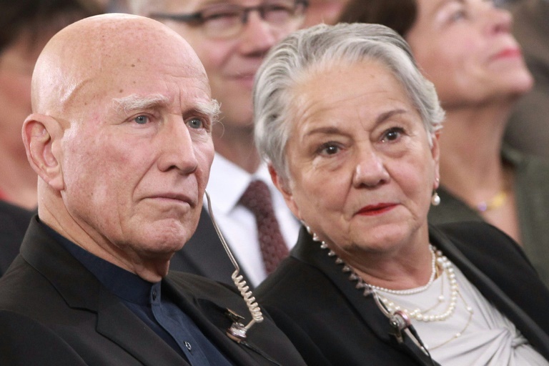 Le photographe franco-brésilien Sebastião Salgado, lauréat 2019 du Prix de la paix de l'association allemande des libraires, assiste avec son épouse Lelia Wanick Salgado, à la cérémonie de remise des prix à Francfort-sur-le-Main, en Allemagne, le 20 octobre 2019