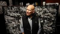 Le photographe franco-brésilien Sebastião Salgado lors d'une avant-première presse de son exposition Amazonia, le 19 octobre 2022 à Los Angeles, en Californie
